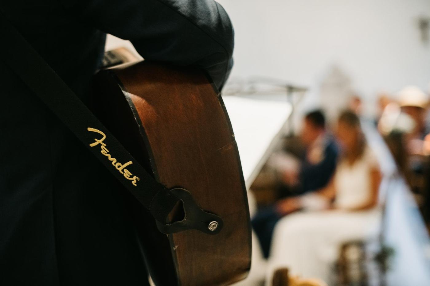Guitariste PHILIAE pendant une cérémonie