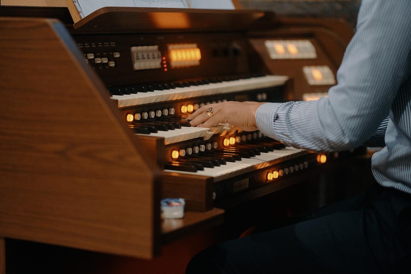 Organiste aux claviers